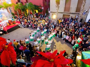 CONCORREGUDA I COLORIDA ARRIBADA DEL PARE NOEL A ONDARA EN VESPRES DE NADAL