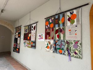 FINS EL 28 DE MAIG ES POT CONTEMPLAR AL CLAUSTRE DE L’AJUNTAMENT D’ONDARA L’EXPOSICIÓ D’ART TÈXTIL DE LA MASSMA AMB MOTIU DEL 8 M