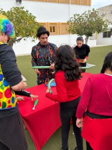 EL CARNESTOLTES ESCOLAR OMPLI ELS CARRERS DE COLOR AMB UNA GRAN FESTA INSPIRADA EN EL CIRC