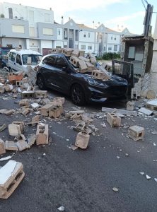 DESPRENIMENT D’UN MUR AL CARRER BLASCO IBÁÑEZ PEL VENT