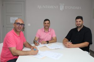 L’AJUNTAMENT D’ONDARA I LA FEDERACIÓ DE PILOTA VALENCIANA RENOVEN EL CONVENI DE GESTIÓ DEL TRINQUET MUNICIPAL