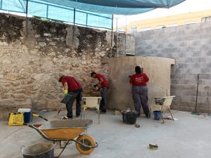 APRENDRE UN OFICI RECUPERANT EL PATRIMONI: EL TALLER D’OCUPACIÓ D’OBRA REPRÈN ELS TREBALLS DE RESTAURACIÓ A LA PLAÇA DE BOUS D’ONDARA