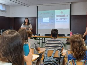 ONDARA CONSCIENCIA L’ALUMNAT SOBRE ELS RISCOS DE L’ADDICCIÓ A LES PANTALLES AMB XERRADES DE PREVENCIÓ ALS CENTRES EDUCATIUS